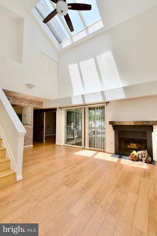 19-2-3377 Lakeside View Dr, FALLS CHURCH, VA, 22041-2453 | Card Image