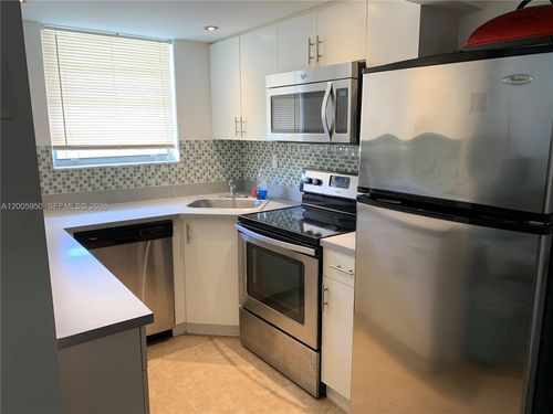 3c-1975 Ne 135th St, North Miami, FL, 33181-2140 | Card Image