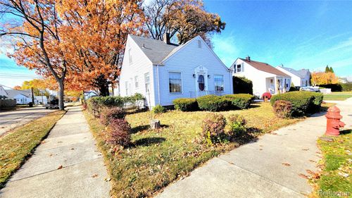 28205 Kaufman St, Roseville, MI, 48066-2671 | Card Image