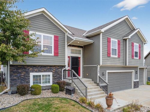 1402 Ne 182nd St, Smithville, MO, 64089-7815 | Card Image