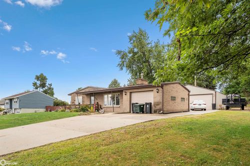 2604 Hilltop Dr, Marshalltown, IA, 50158-4820 | Card Image
