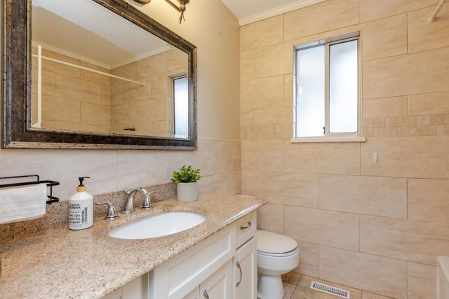Tastefully updated primary ensuite | Image 20