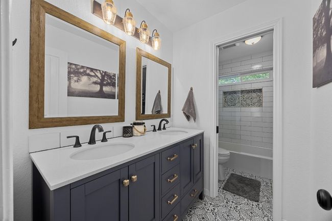 Secondary bathroom with complete remodel. | Image 31