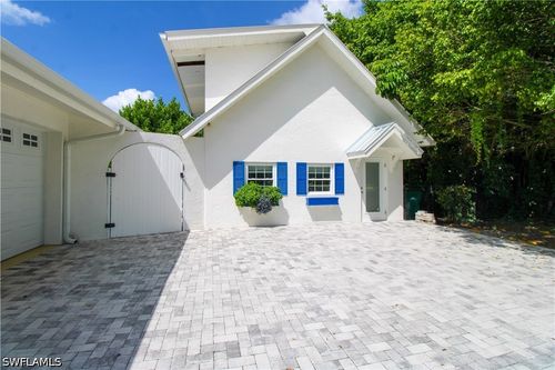 10805 Winterview Dr, NAPLES, FL, 34109-1556 | Card Image