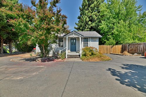 1038 Se N St, Grants Pass, OR, 97526-3252 | Card Image