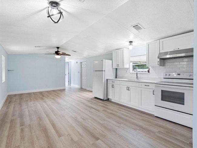 8714 N Meadowview Cir, House other with 2 bedrooms, 2 bathrooms and null parking in Tampa FL | Image 13