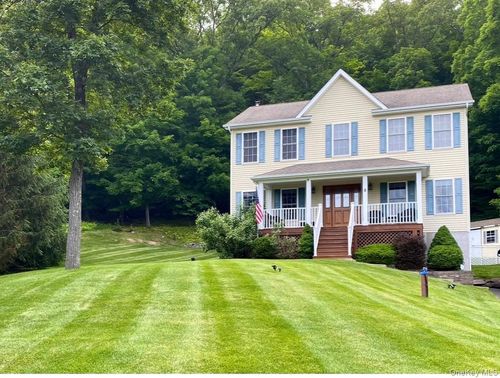 8 Orchard St, Monroe, NY, 10950-1467 | Card Image
