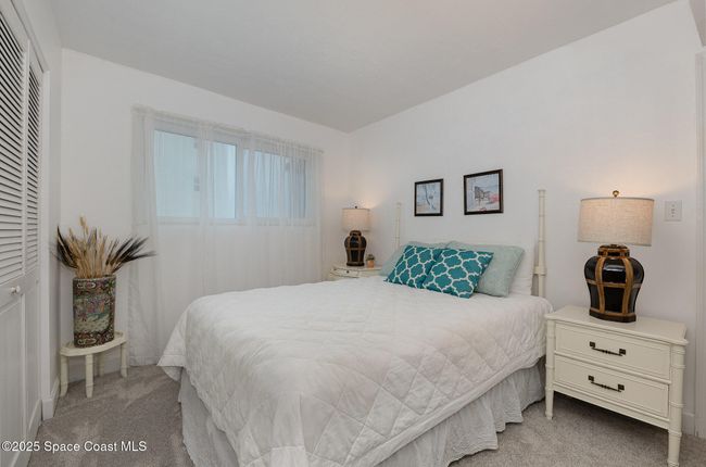 Guest bedroom with queen bed | Image 22
