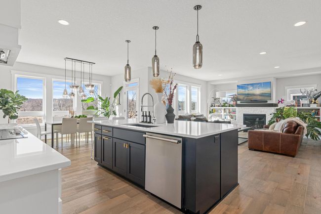 Open concept throughout main level | Image 11