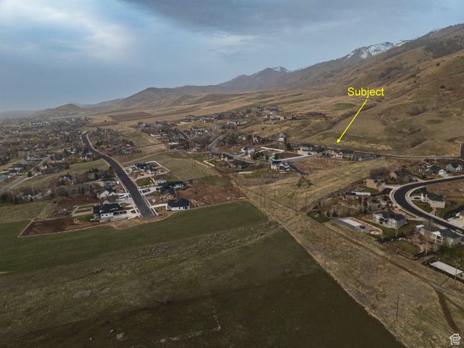 Bird's eye view with a mountain view | Image 4