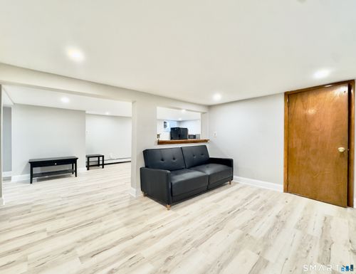 96 Knickerbocker Ave, Stamford, CT, 06907-2519 | Card Image