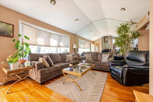 22 Cheshire Rd, Inwood, NY, 11096-1033 | Card Image