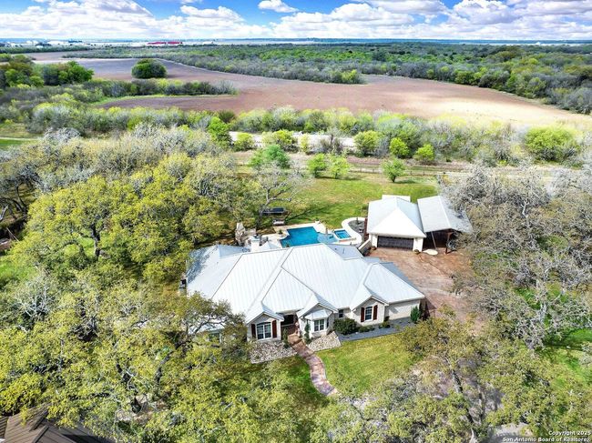 1409 Woodland Ct, House other with 4 bedrooms, 4 bathrooms and null parking in Hondo TX | Image 6