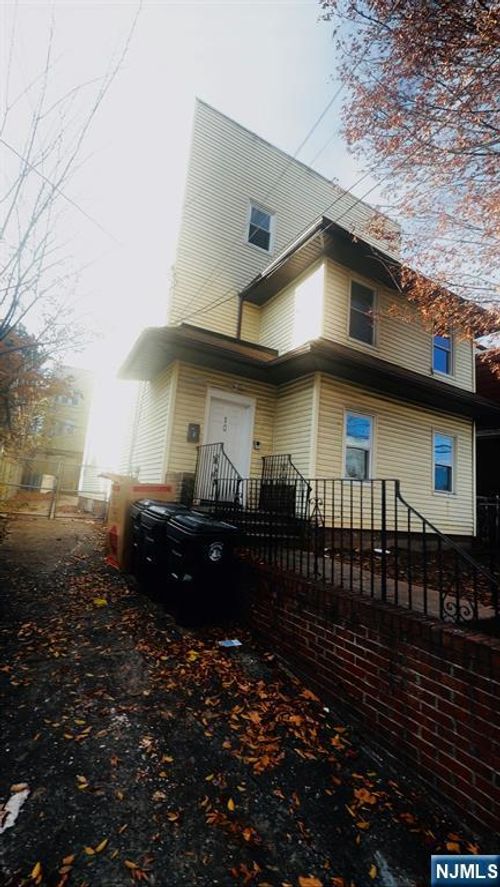 10 Tillinghast St, Newark, NJ, 07108-1719 | Card Image