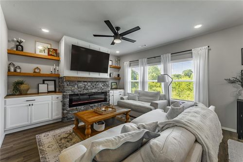 901 E Sparrow Cir, Fayetteville, AR, 72701-3193 | Card Image