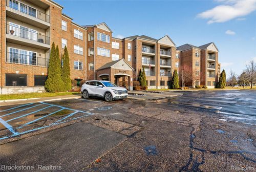 2112 Country Club Dr, Saint Clair Shores, MI, 48082-2904 | Card Image