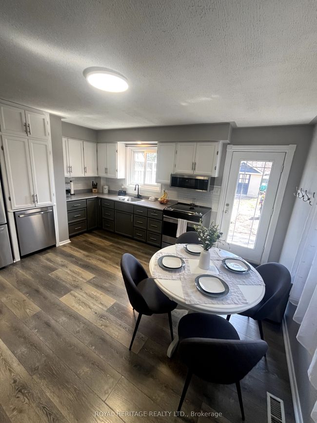 681 Athol St E, House attached with 4 bedrooms, 2 bathrooms and 5 parking in Oshawa ON | Image 10