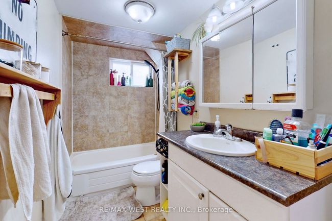 B - 39 Portland Cres, Home with 2 bedrooms, 3 bathrooms and 2 parking in Newmarket ON | Image 20