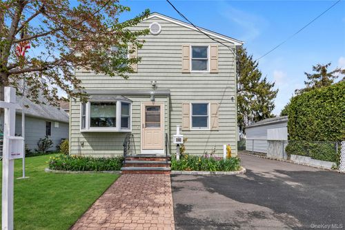 115 Broadmoor Ln, Westbury, NY, 11590-4140 | Card Image