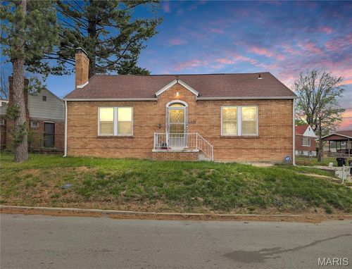 4401 Charlie Dooley Dr, Saint Louis, MO, 63121-3136 | Card Image