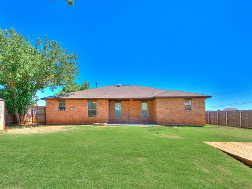 1055 Nw 19th St, Moore, OK, 73160-1441 | Card Image
