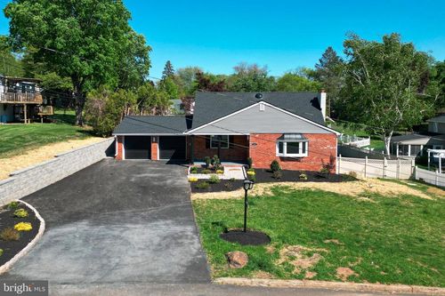 248 Penncrest Dr, Langhorne, PA, 19047-2204 | Card Image