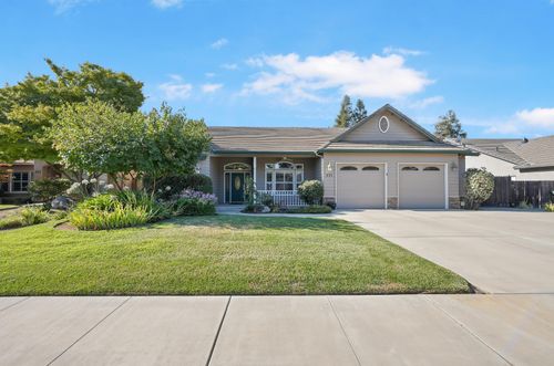 605 W Cherry Ct, Visalia, CA, 93277-6679 | Card Image