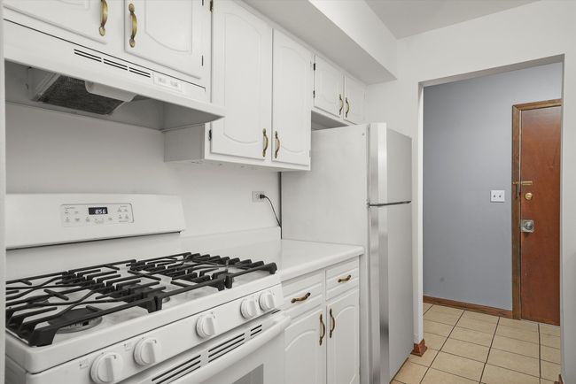 APT-1-16B - 2287 Country Club Dr, Condo with 1 bedrooms, 1 bathrooms and 2 parking in Woodridge IL | Image 4