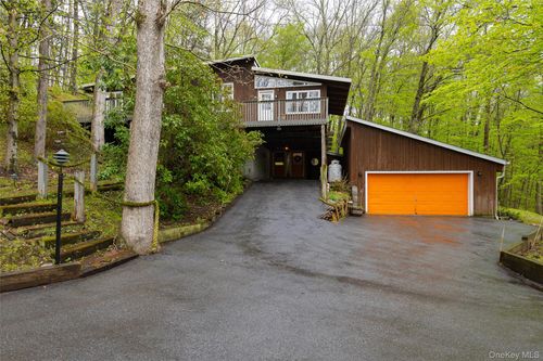 112 Old Sylvan Lake Rd, East Fishkill, NY, 12533-7442 | Card Image