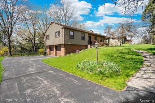 2700 Colonial Way, Bloomfield Hills, MI, 48304-1625 | Card Image