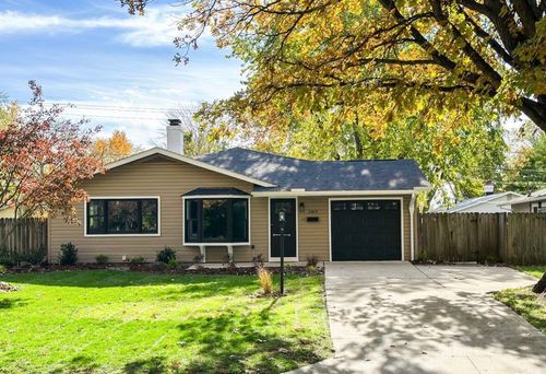 2413 Edgevale Rd, Upper Arlington, OH, 43221-1217 | Card Image