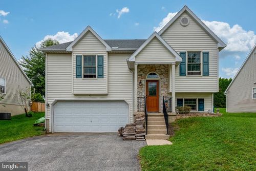 668 Blossom Hill Ln, DALLASTOWN, PA, 17313-9432 | Card Image