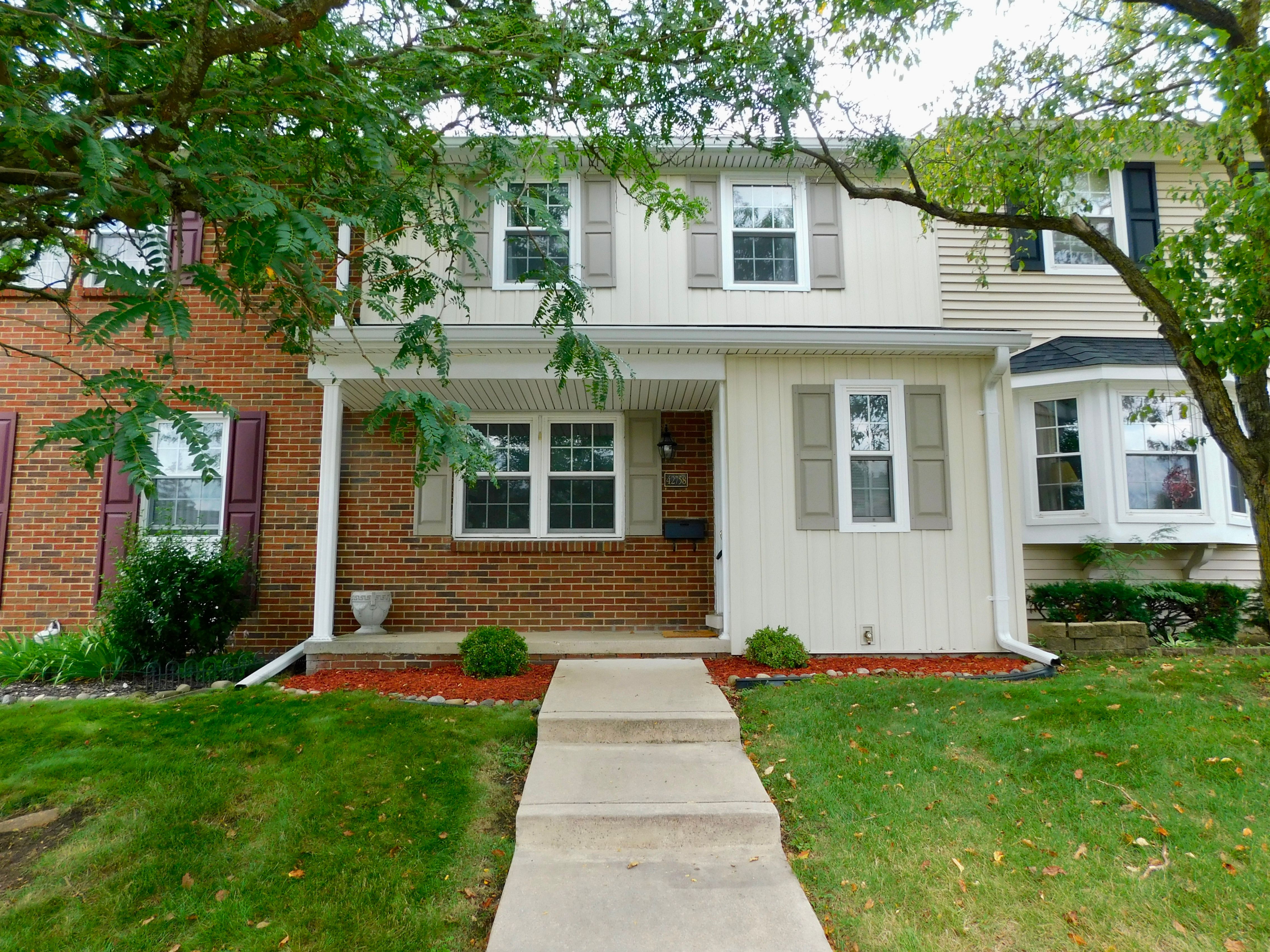 Lyric Ct, Northville, MI 48167