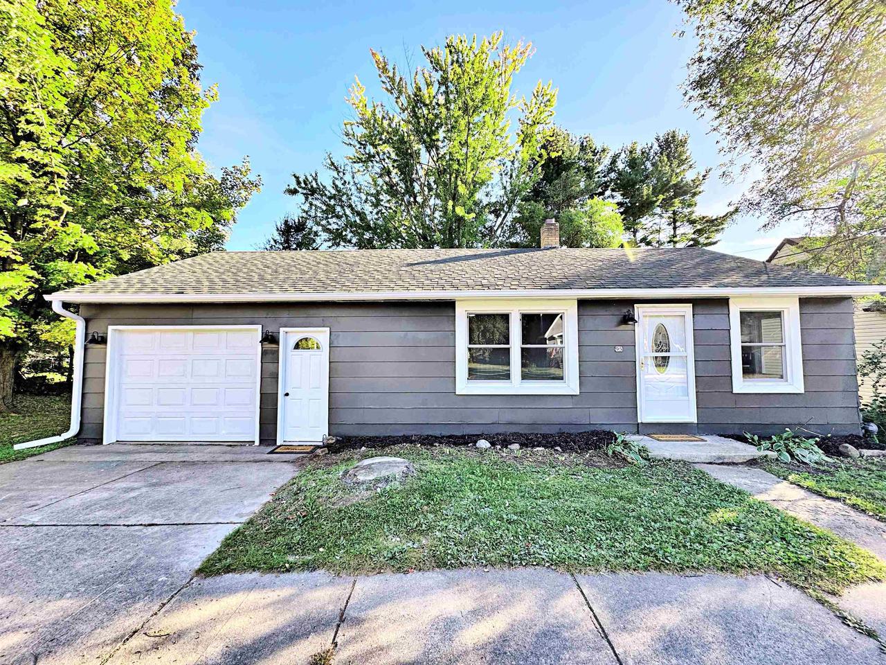 Dodge St, Clintonville, WI 54929