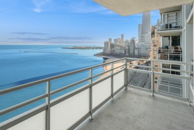 27C - 1300 N Lake Shore Drive, Condo with 2 bedrooms, 2 bathrooms and 1 parking in Chicago IL | Image 3