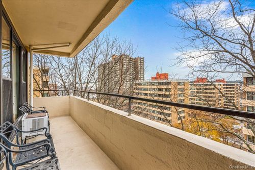 8c-7-24 166th St, Whitestone, NY, 11357-2036 | Card Image