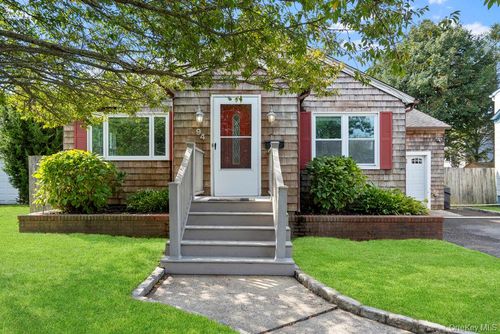 94 Laurel St, Patchogue, NY, 11772-3553 | Card Image
