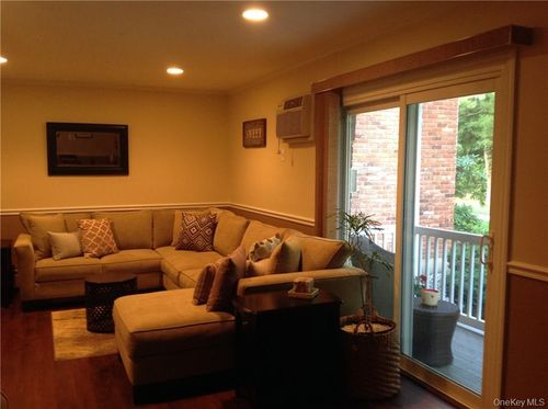 144 Doxbury Ln, Suffern, NY, 10901-7264 | Card Image