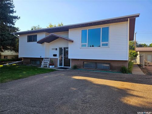 203 5th Ave, Maple Creek, SK, S0N | Card Image