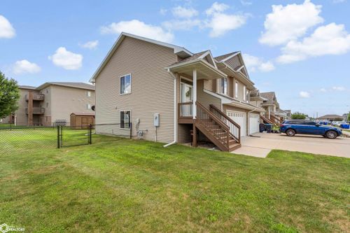201 Sierra Park Dr, Hills, IA, 52235-7756 | Card Image