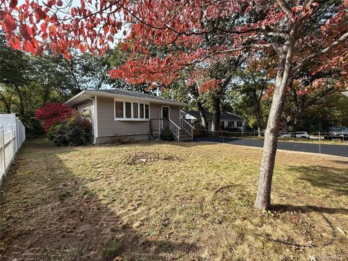 50 Newcomb Trl, Ridge, NY, 11961-2277 | Card Image