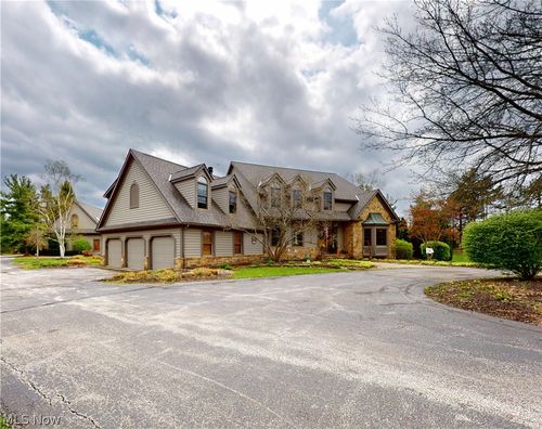 11205 Hampton Ridge Dr, Chardon, OH, 44024-9675 | Card Image