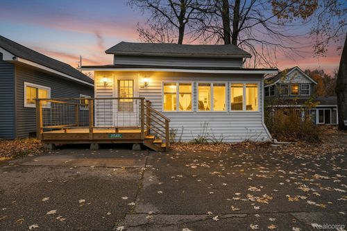 2040 Linden St, Fenton, MI, 48430-1074 | Card Image