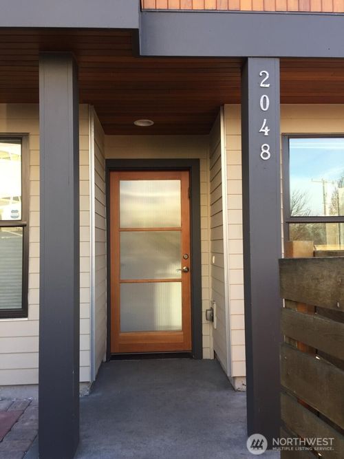 2048 Minor Ave E, Seattle, WA, 98102-7207 | Card Image