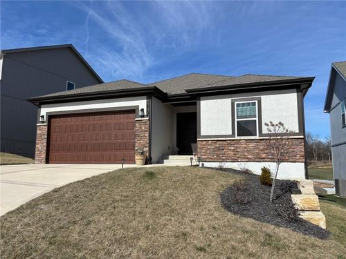16104 Ryan Cir, Parkville, MO, 64152-8810 | Card Image