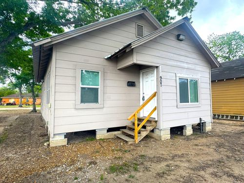 907 Jackson St, El Campo, TX, 77437-4636 | Card Image