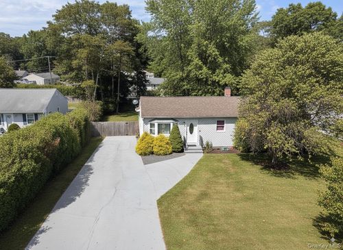 109 Merrill St, Brentwood, NY, 11717-3318 | Card Image