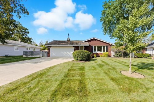 6524 W Carpenter Ave, Greenfield, WI, 53220-4551 | Card Image