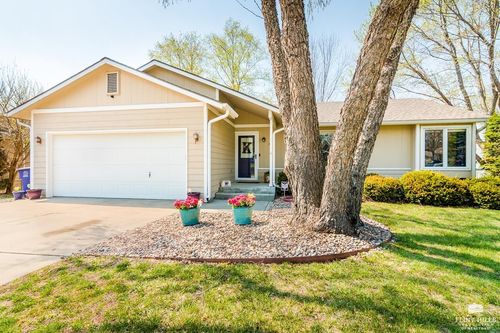 809 Gillespie Dr, Manhattan, KS, 66502-3297 | Card Image