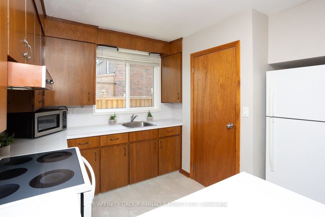 44 St David St, House other with 5 bedrooms, 2 bathrooms and 4 parking in Lindsay ON | Image 11